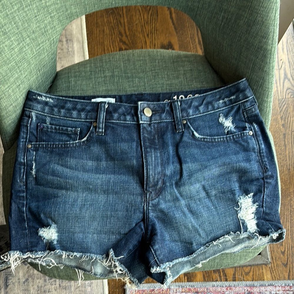 Gap Women’s slim cut off’s Distressed Denim Women's dark wash jean Shorts 30 EUC